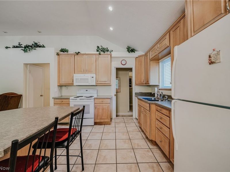 7435 Nethersole Drive, Middleburg Heights, OH 44130 Photo 12