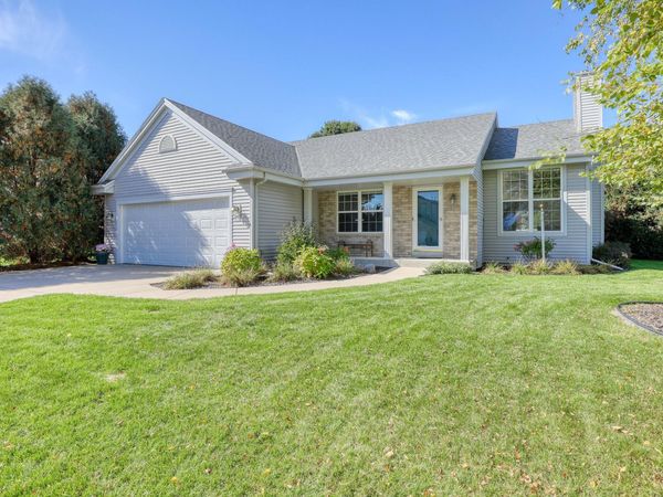 419 Majeskie Dr, Pewaukee, WI 53072