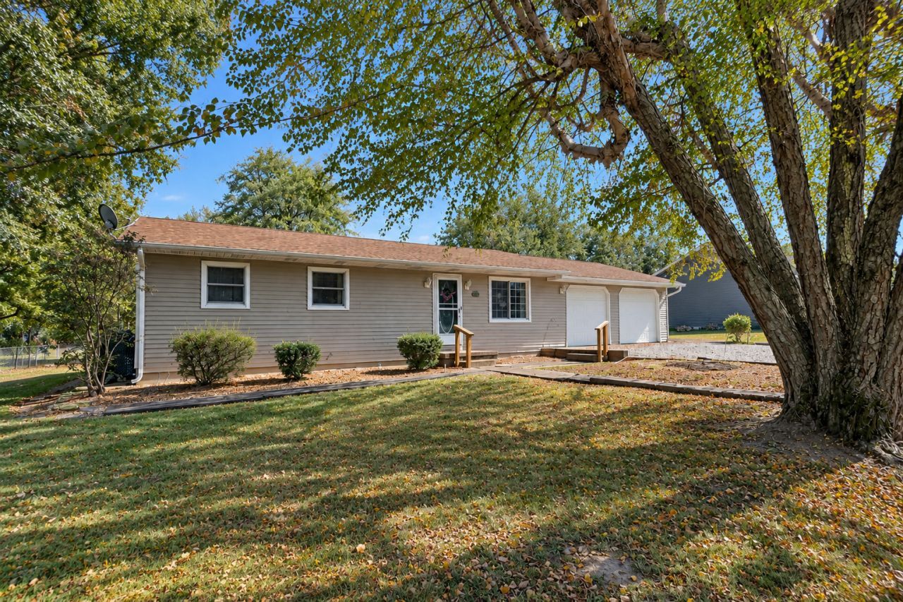 1200 S Wilson Street, Benton, IL 62812 Main Photo