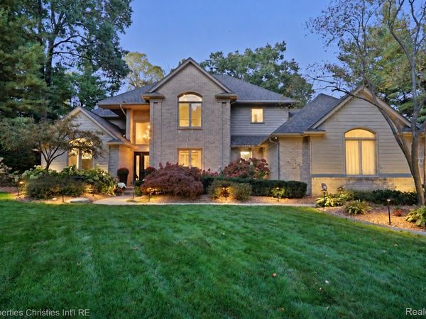 5781 Crystal Creek Court, Washington Township, Mi 48094