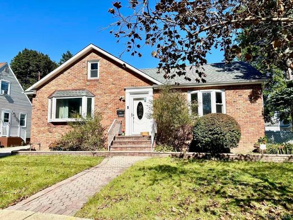 215 Mineola Avenue , Carle Place, NY 11514