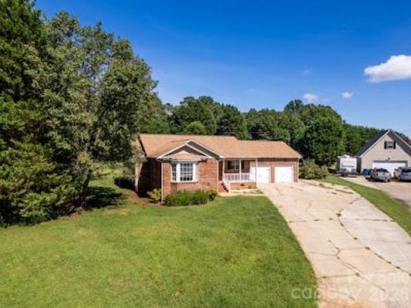 2065 Gary Lane, Hickory, NC 28602