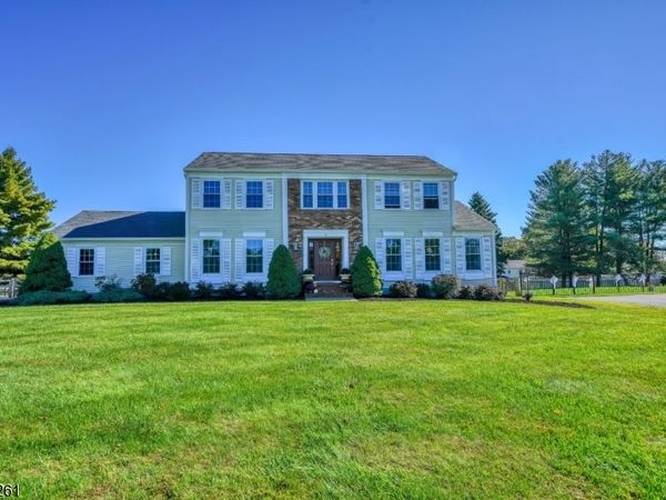 8 Elm Ct, Washington, NJ 07853