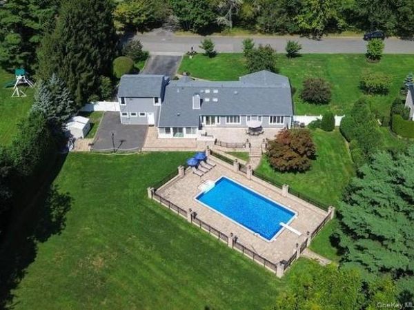 135 Hickman Street , Syosset, NY 11791