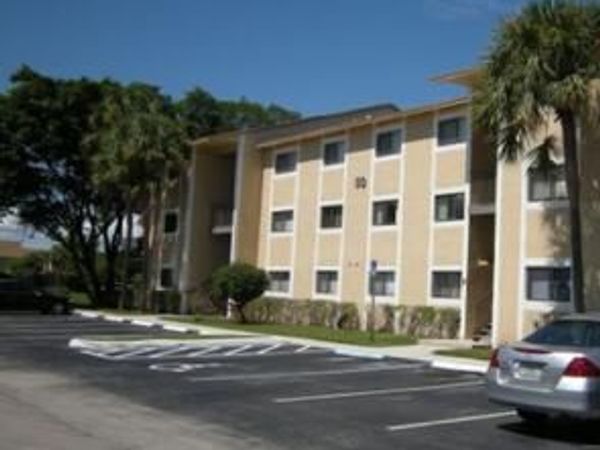 211 PALM Circle E, Pembroke Pines, FL 33025