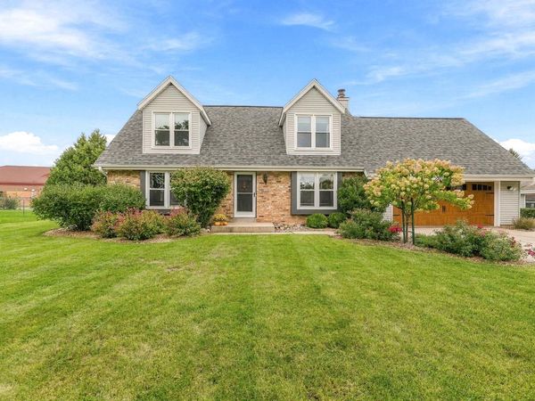 8046 W Imperial DRIVE, Franklin, WI 53132