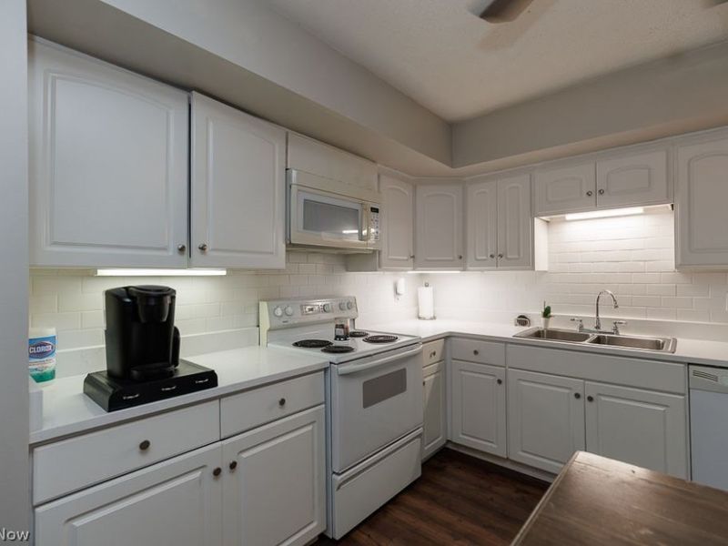 1717 Walnut Lane, Unit 8-52, Rocky River, OH 44116 Photo 14