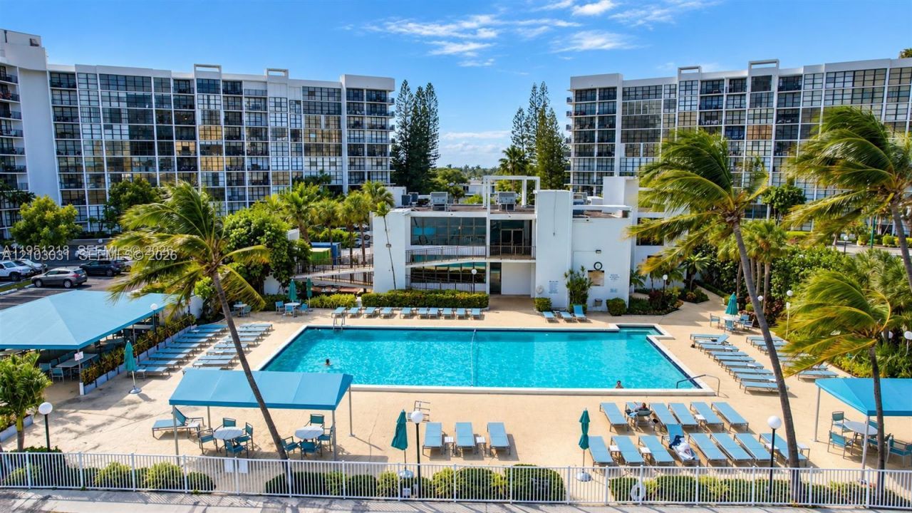 1000 Parkview Dr, Unit 202, Hallandale Beach, FL 33009 Photo