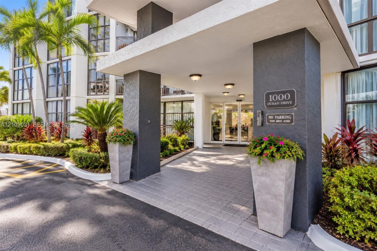 1000 Parkview Dr, Unit 202, Hallandale Beach, FL 33009 Photo