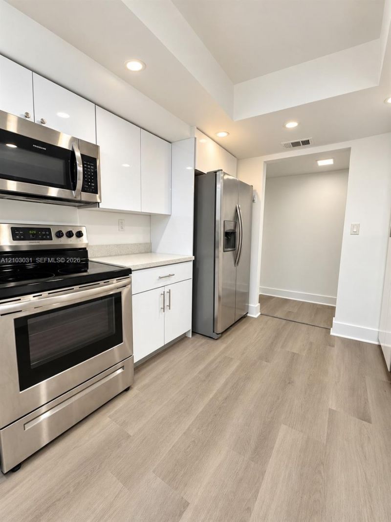1000 Parkview Dr, Unit 202, Hallandale Beach, FL 33009 Photo