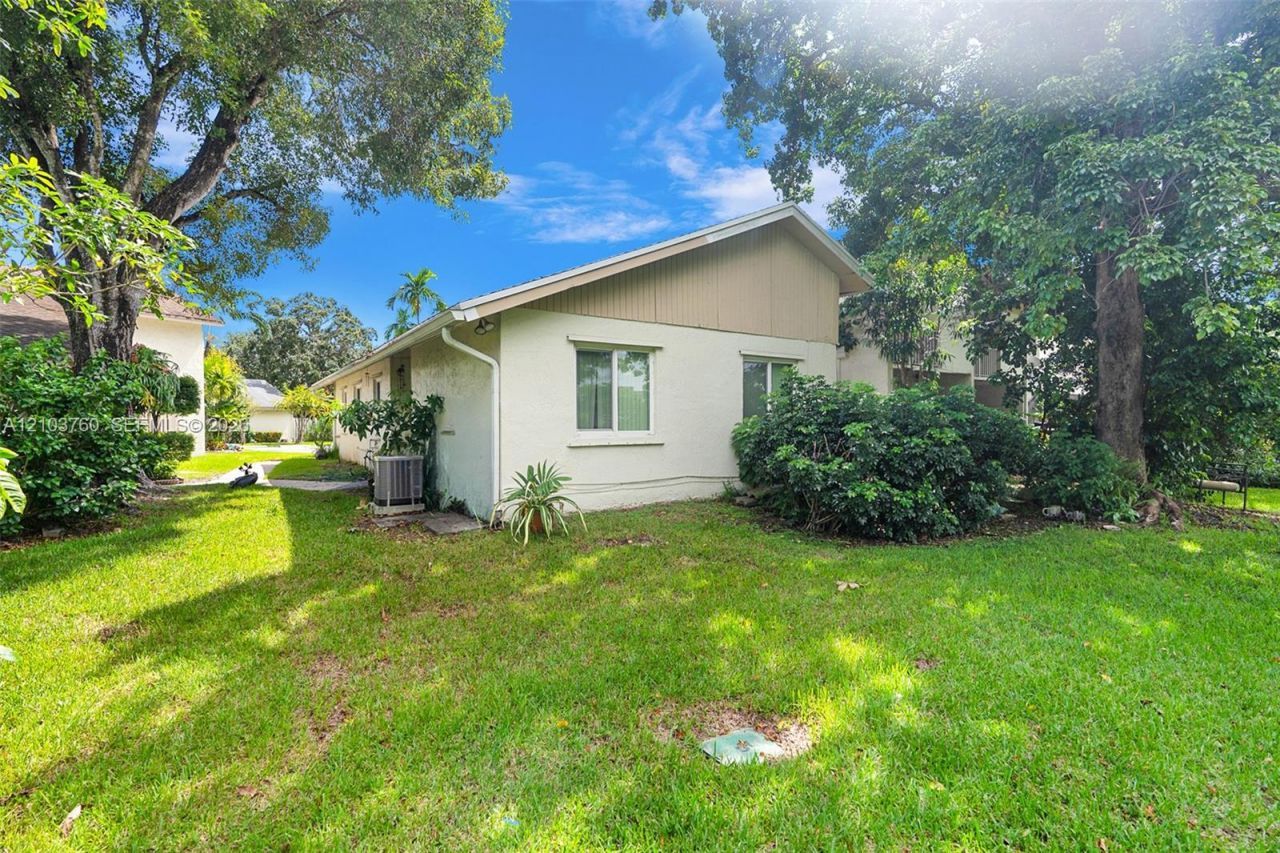2131 Nova Village Dr , Davie, FL 33317 Photo