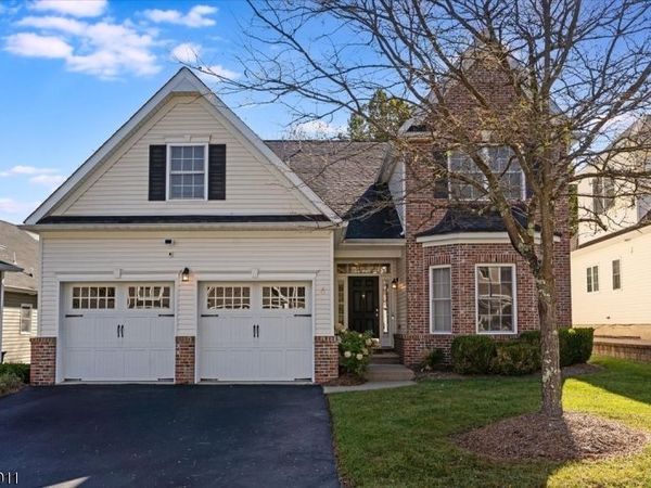 4 Bluffs Ct, Hamburg, NJ 07419