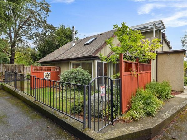 2310 Fernwood Rd, Victoria, BC V8T 2Z5