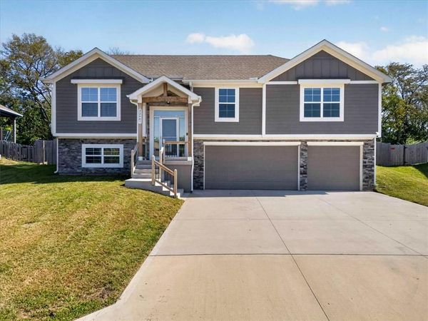 22907 S Ridgeview Drive, Peculiar, MO 64078