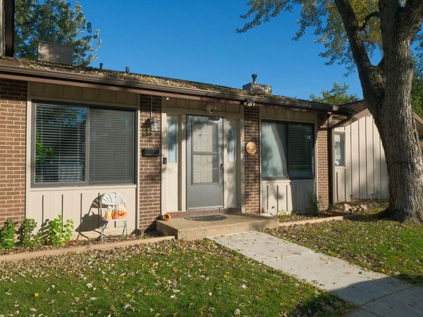 563 Forum Drive, Roselle, IL 60172