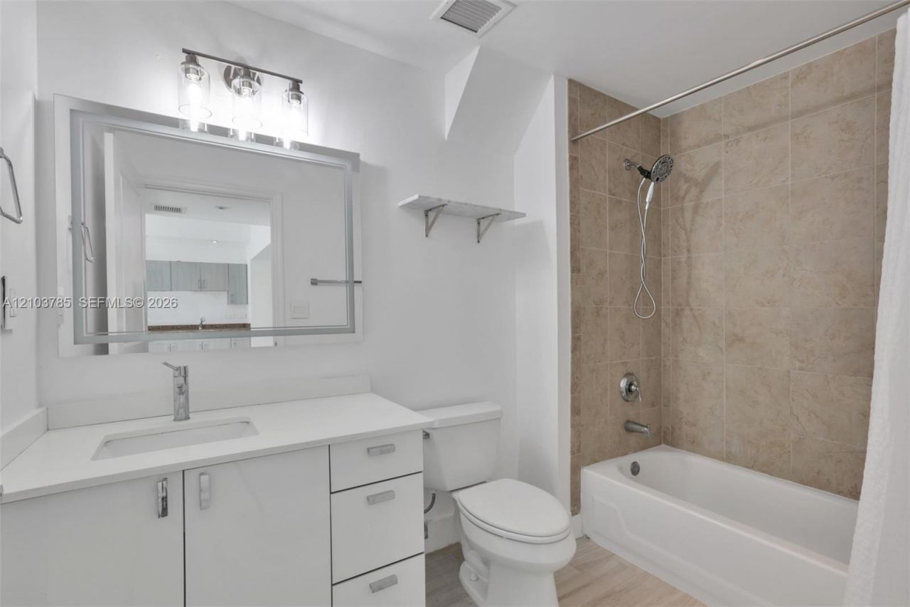 111 E Flagler St , Unit 902, Miami, FL 33131 Photo