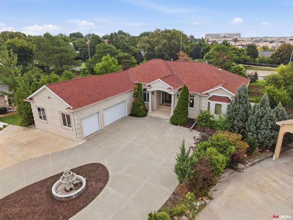 2555 Southview Circle, Lincoln, NE 68512