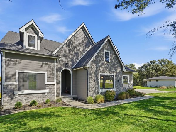 7337 NW Beaver Drive, Johnston, IA 50131