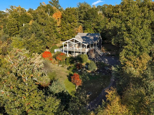 42 Streeter Rd, Sturbridge, MA 01518
