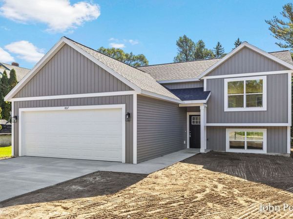 807 E Fairplains Street, Greenville, MI 48838