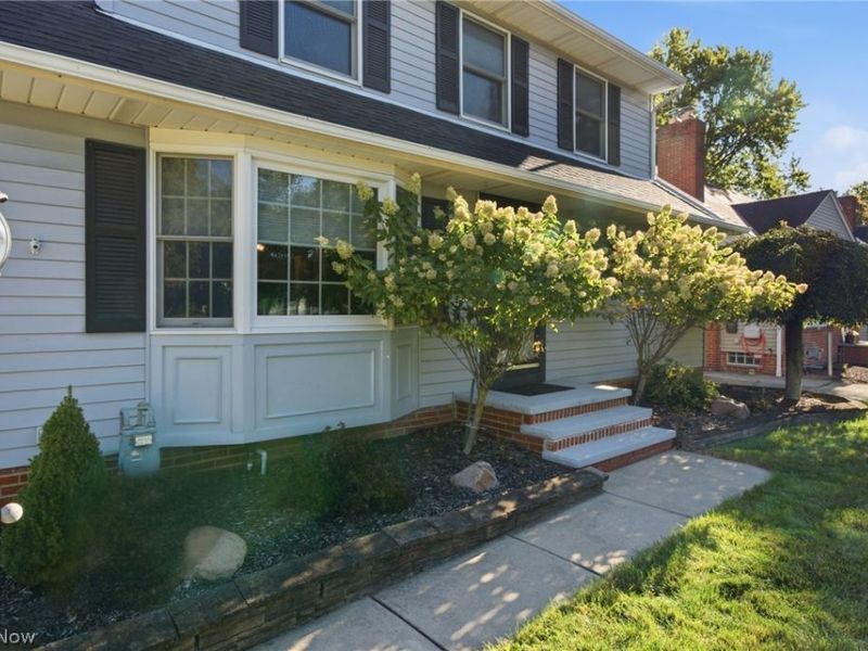 16420 Parklawn Avenue, Middleburg Heights, OH 44130 Photo 2