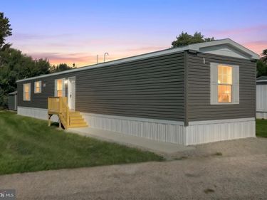8 CHESAPEAKE DRIVE, ABBOTTSTOWN, PA 17301