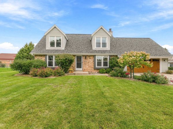 8046 W Imperial Dr, Franklin, WI 53132