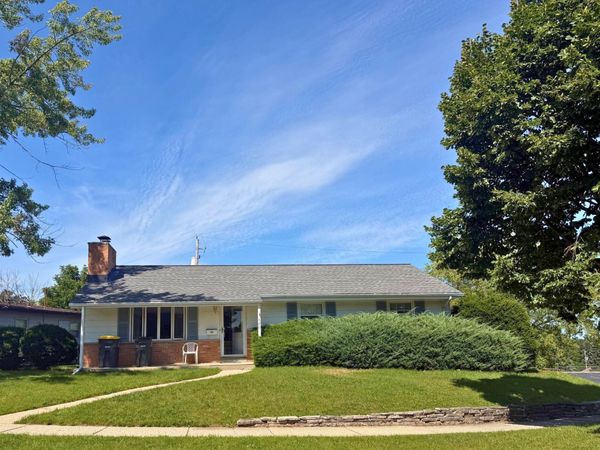 420 Sonya Dr, Waukesha, WI 53188