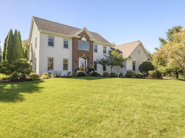 W302N1609 Crooked Creek Ct, Delafield, WI 53072