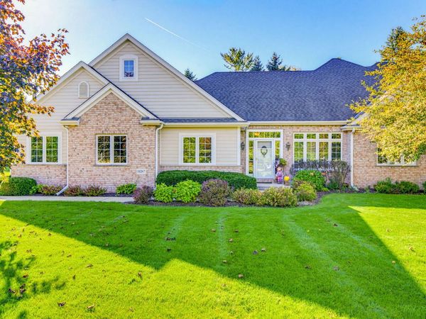 11267 N River Birch Dr, Mequon, WI 53092