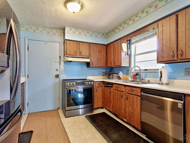 907 Waycross Road, Forest Park, OH 45240 Photo 5