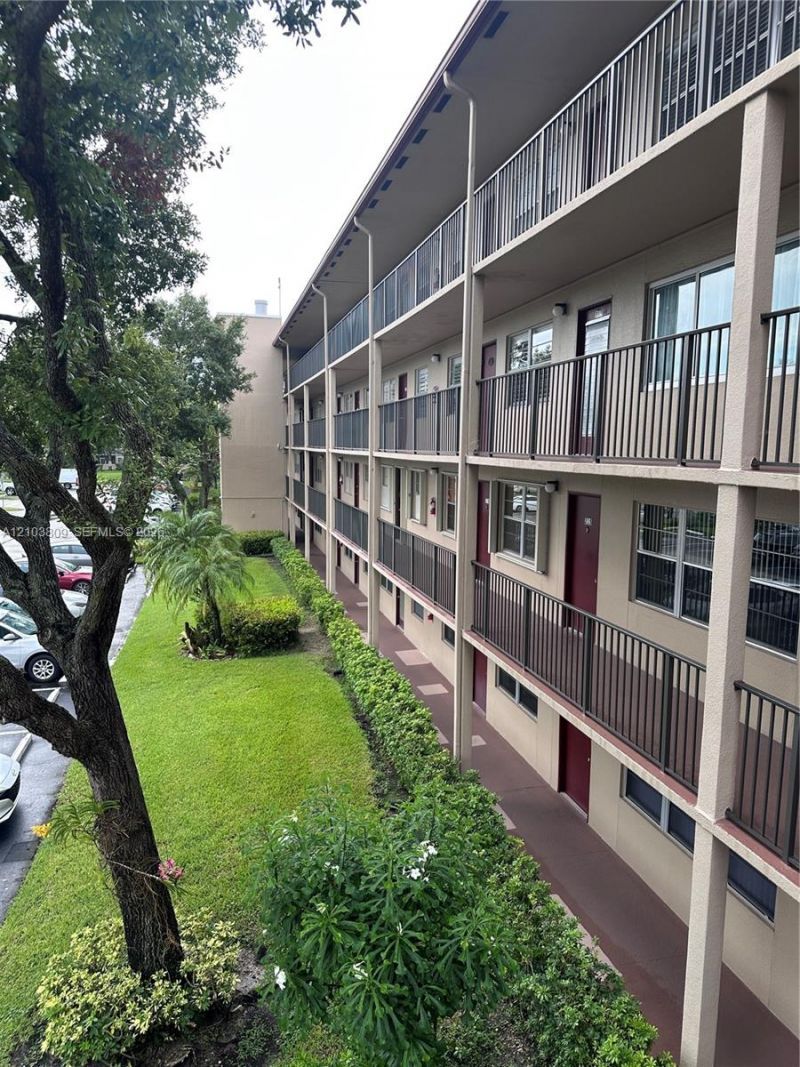 850 SW 133rd Ter , Unit 318B, Pembroke Pines, FL 33027 Photo
