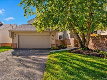 23289 N Chanticleer Drive, Southfield, Mi 48034