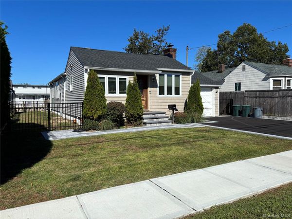 5 Barry Road , Amity Harbor, NY 11701