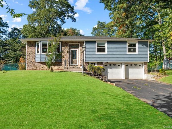 28 Peacock Lane, Commack, NY 11725