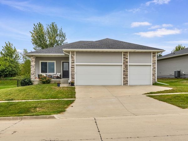 9914 Marnewood Drive, Johnston, IA 50131