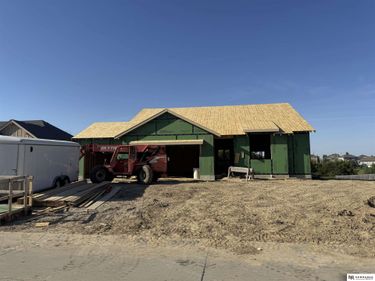 10910 Portage Drive, Papillion, NE 68046