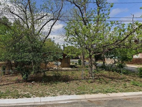 202 16th St, Hondo, TX 78861