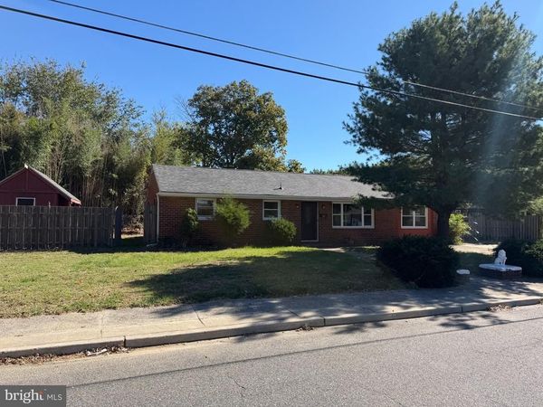 82 S SCHOOL STREET, GIBBSTOWN, NJ 08027