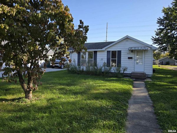 1025 E OAK Street, Macomb, IL 61455