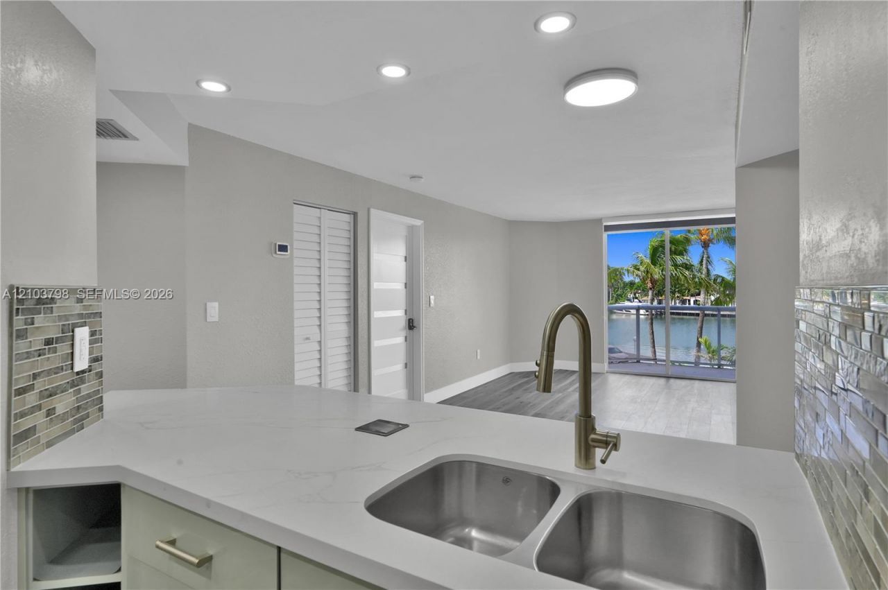 5880 Collins Ave , Unit 403, Miami Beach, FL 33140 Photo