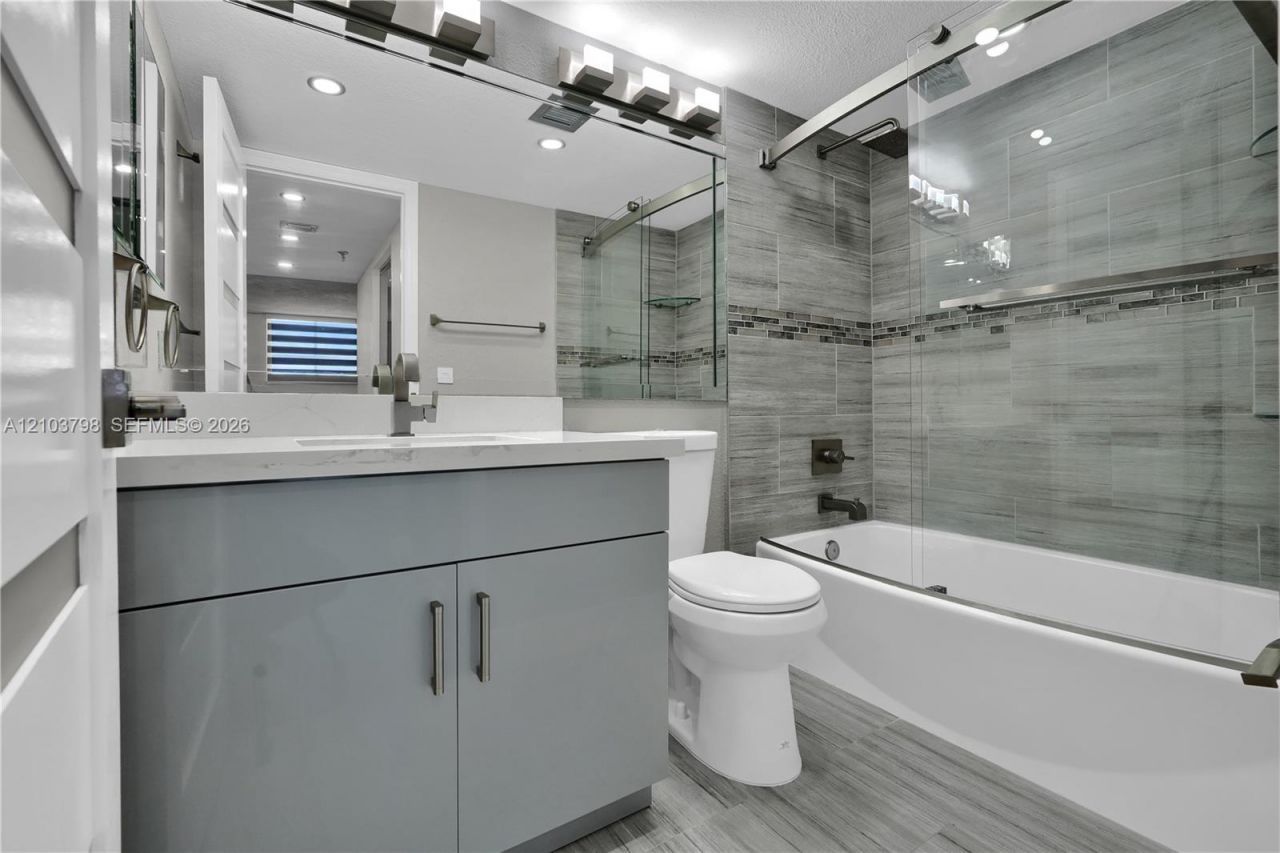 5880 Collins Ave , Unit 403, Miami Beach, FL 33140 Photo