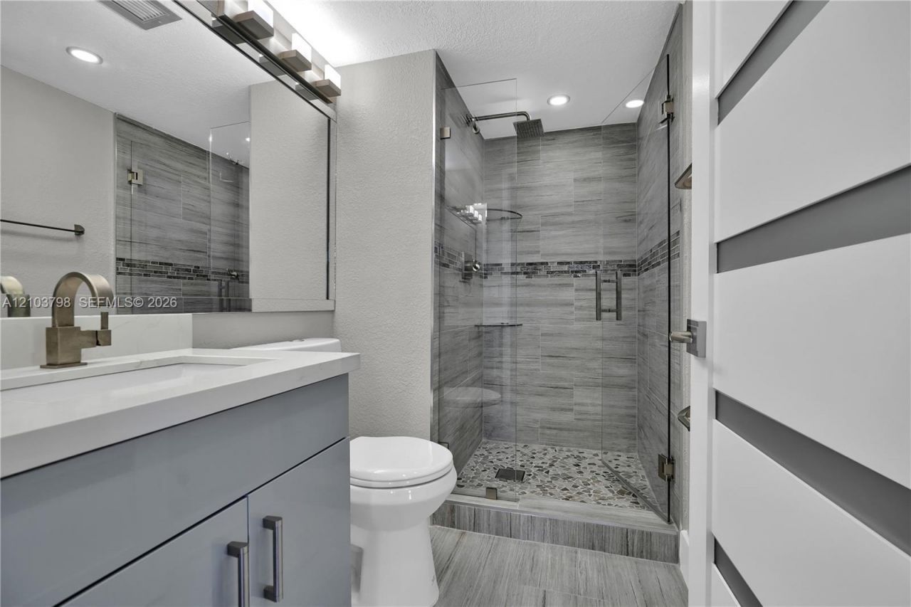 5880 Collins Ave , Unit 403, Miami Beach, FL 33140 Photo