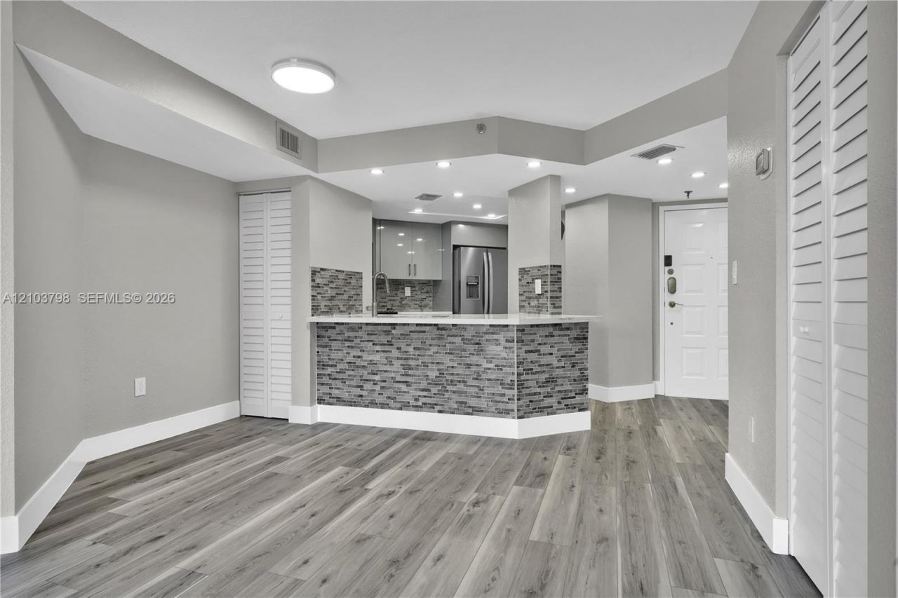 5880 Collins Ave , Unit 403, Miami Beach, FL 33140 Photo