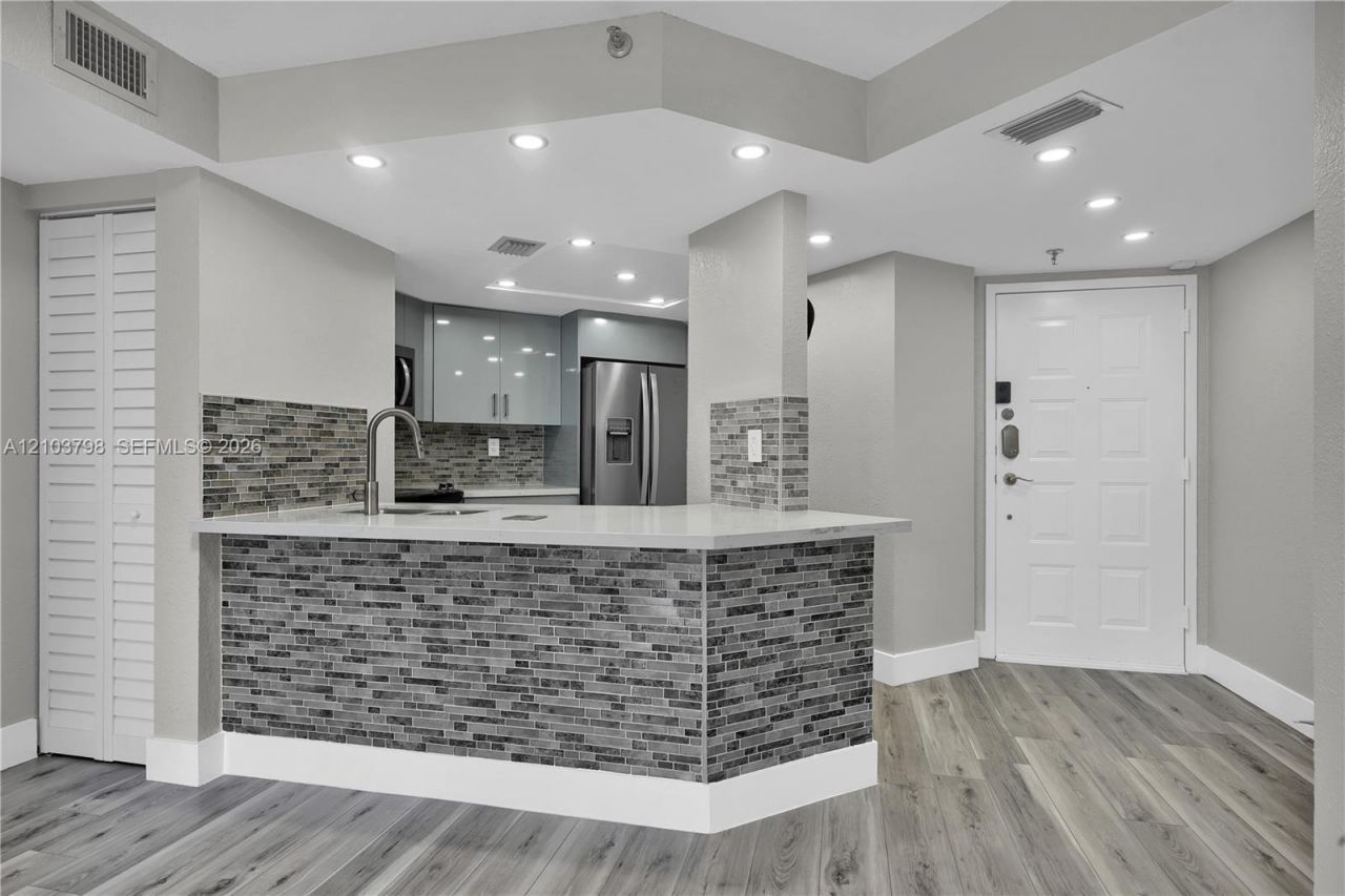 5880 Collins Ave , Unit 403, Miami Beach, FL 33140 Photo