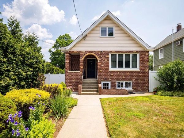 17 Duane Street , Farmingdale, NY 11735