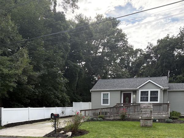 8 Canary Place, Farmingville, NY 11738