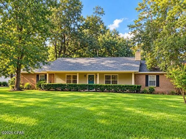 4662 The Oaks Drive , Marianna, FL 32446
