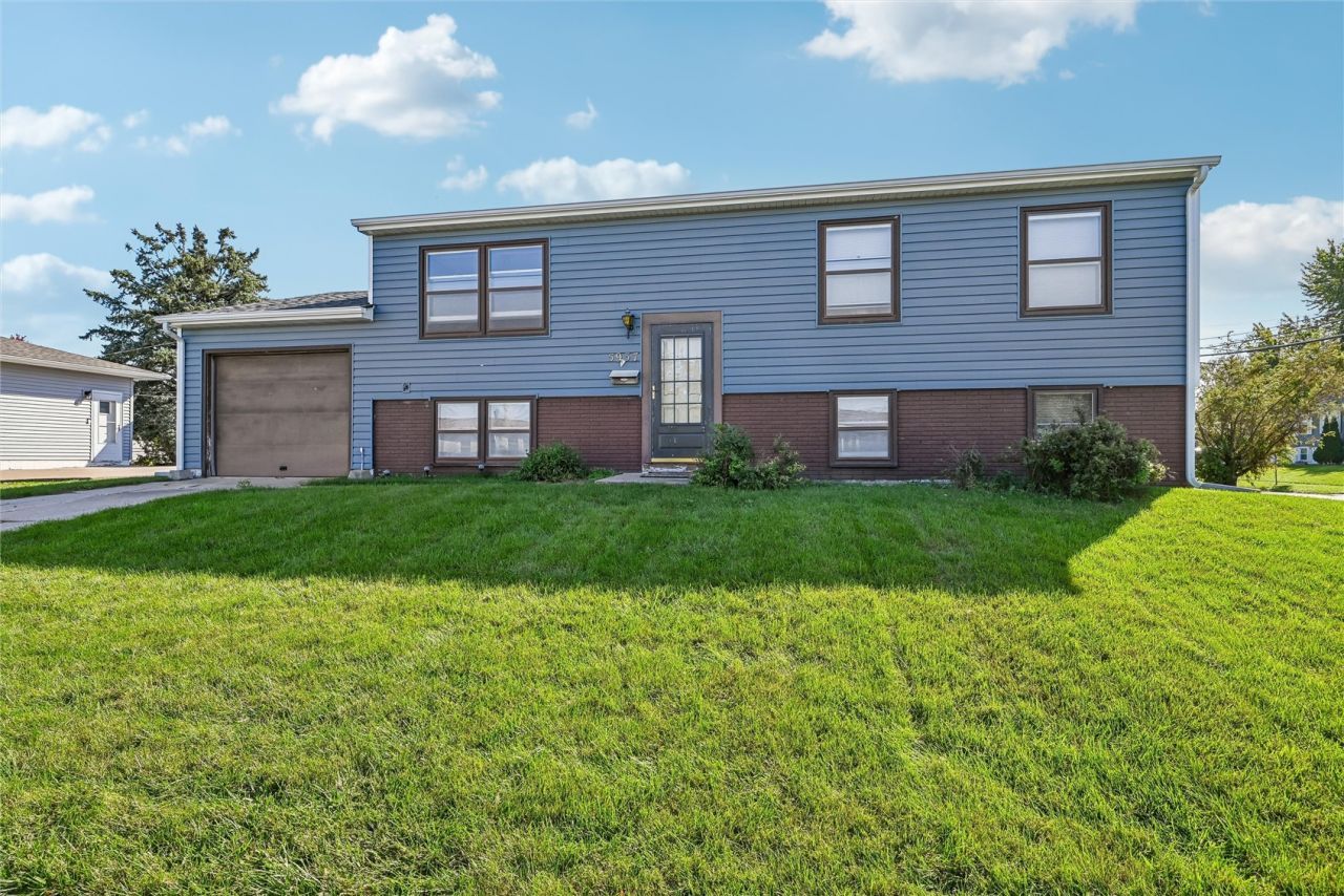 5937 Sharon Ln Nw, Cedar Rapids, IA 52405 Main Photo