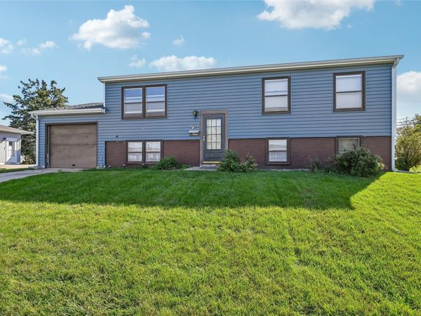 5937 Sharon Ln NW, Cedar Rapids, IA 52405